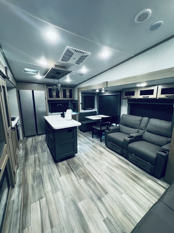 Televisie en een open haard