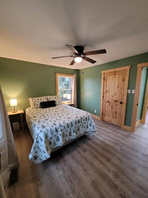 3 slaapkamers, een strijkplank/strijkijzer, gratis wifi, beddengoed