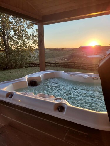 NEW 3-bedroom cabin 1 mile from the Gorge Underground -- Hot Tub, Games, Sunsets