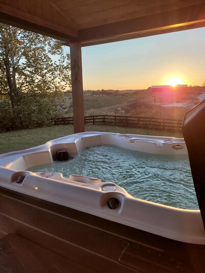 NEW 3-bedroom cabin 1 mile from the Gorge Underground -- Hot Tub, Games, Sunsets