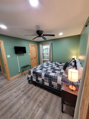 3 bedrooms, iron/ironing board, free WiFi, bed sheets - NEW 3-bedroom cabin 1 mile from the Gorge Underground -- Hot Tub, Games, Sunsets (Rogers)