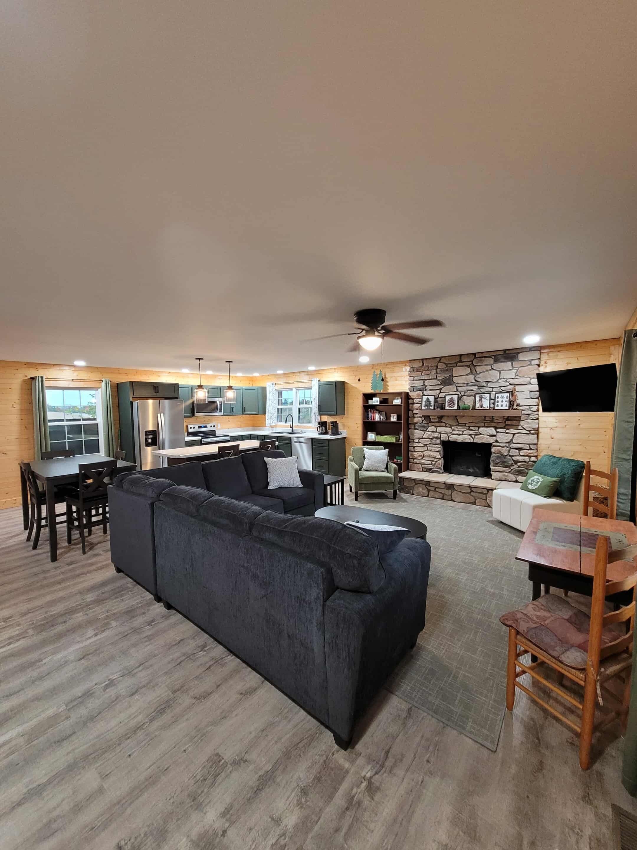 Smart-tv, een open haard, een tafeltennistafel en boeken