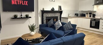 Chic 2BR • Central • Egg Chair + 65” TV • Sleeps 6