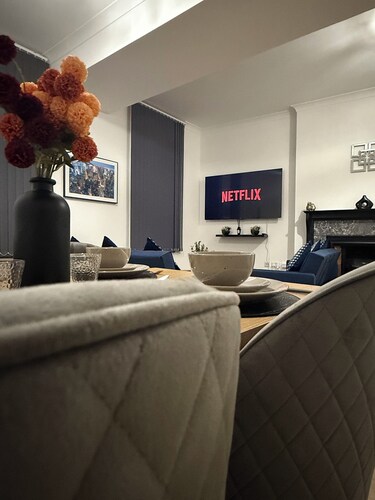 Chic 2BR • Central • Egg Chair + 65” TV • Sleeps 6