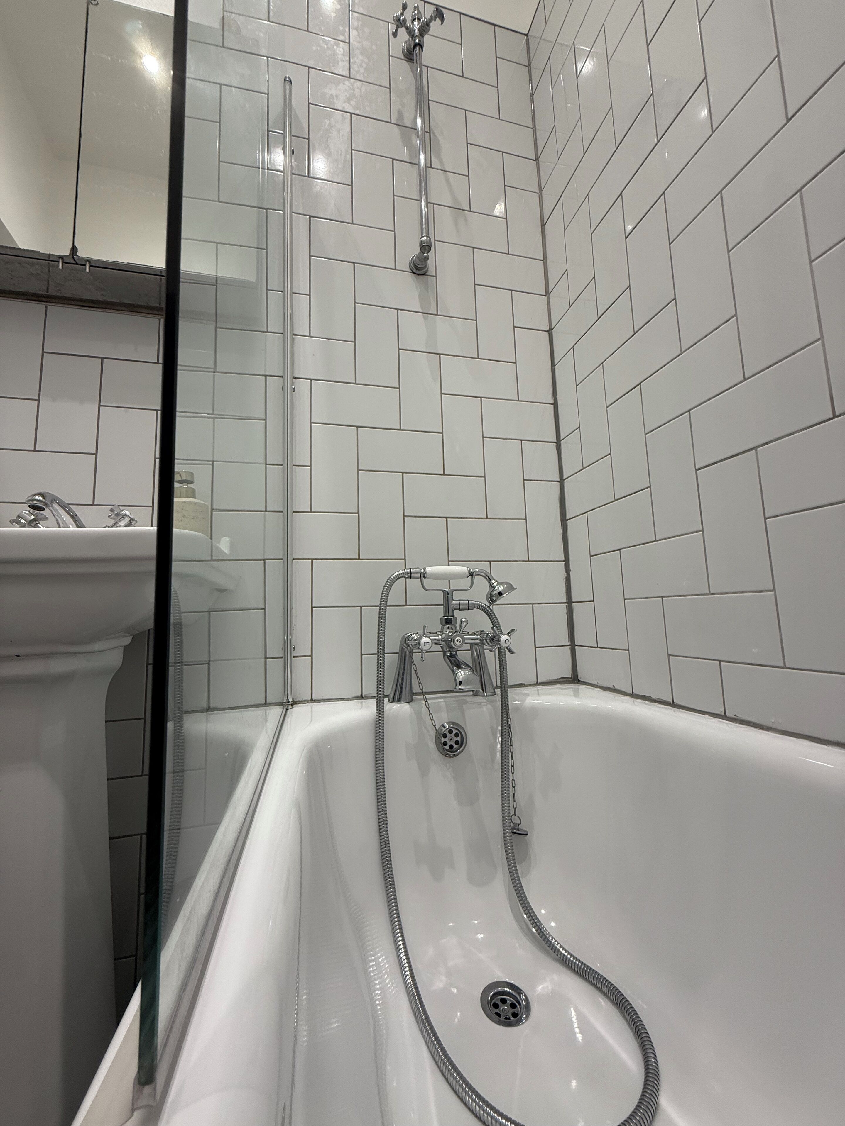 Secador de pelo, toallas, papel higiénico