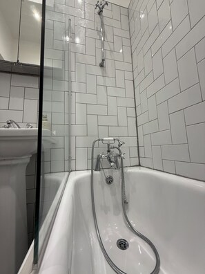 Secador de pelo, toallas, papel higiénico