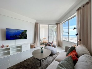 Apartment, 2 Bedrooms, Balcony, Sea View | Living area