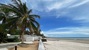 A beach with a concrete walkway, palm trees, and a clear sky. - Seaview 2beds in the heart of HuaHin BP2 (Hua Hin)