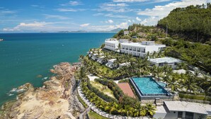 A coastal resort with a swimming pool, multiple villas, and a view of the sea. - Quy Nhon Sea Resort (Quy Nhon Nam)