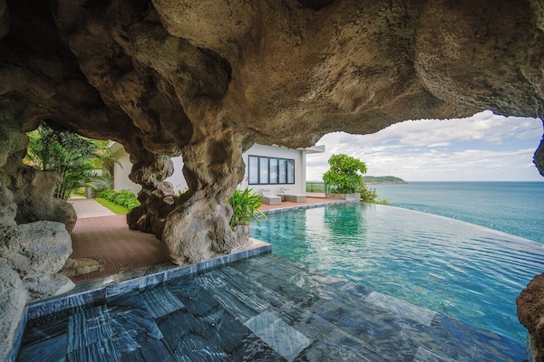Villa, strandutsikt | Blendingsgardiner, strykejern/-brett og wi-fi (inkludert)