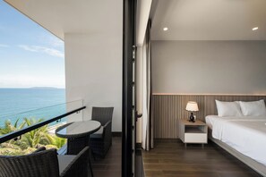 华丽双人房, 1 张特大床, 阳台, 海滩景观 | 遮光窗帘、熨斗/熨衣板、免费 WiFi