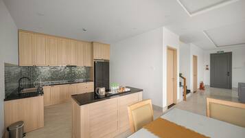 Cortinas blackout, tabla de planchar con plancha y wifi gratis