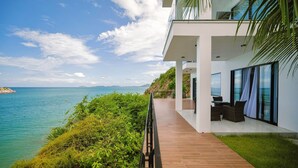 A modern house with a balcony overlooking a coastal view. - Quy Nhon Sea Resort (Quy Nhon Nam)