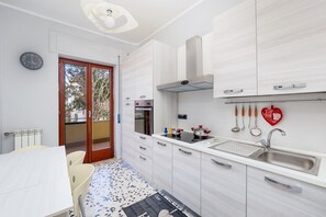 Kühlschrank, Ofen, Herdplatte, Wasserkocher mit Kaffee-/Teezubehör