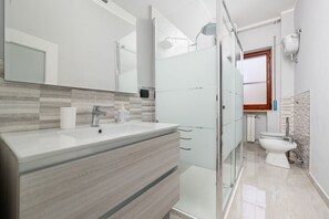 Shower, hair dryer, bidet, towels