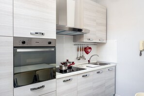 Kühlschrank, Ofen, Herdplatte, Wasserkocher mit Kaffee-/Teezubehör