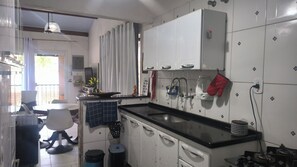 Fridge, stovetop, cookware/dishes/utensils, lobster pot