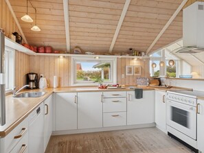 Kühlschrank, Mikrowelle, Geschirrspüler, Kochgeschirr/Geschirr/Besteck