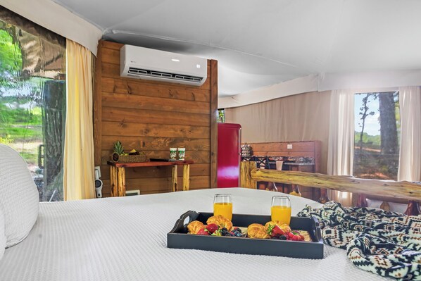 1 bedroom, free WiFi, bed sheets - Luxury Primitive Camping + Private Hot Tub (Troutman)