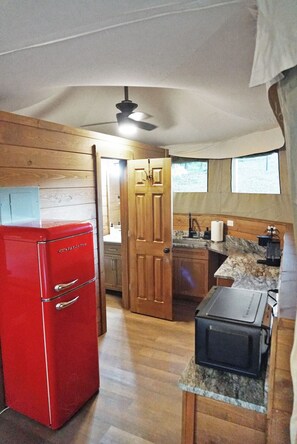 Fridge, microwave, coffee/tea maker, cookware/dishes/utensils - Private Zoo Experience (Troutman)