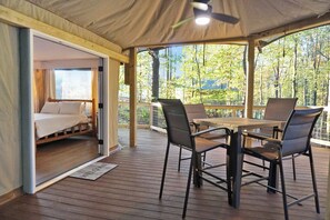 Outdoor dining - Private Zoo Experience+Private hot tub (Troutman)