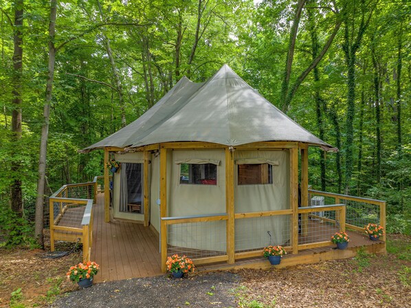 Property grounds - Luxury Primitive Camping + Private Hot Tub (Troutman)