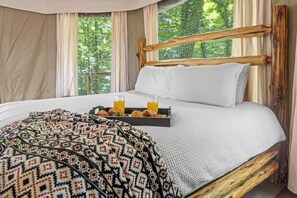 1 bedroom, free WiFi, bed sheets - Luxury Primitive Camping + Private Hot Tub (Troutman)