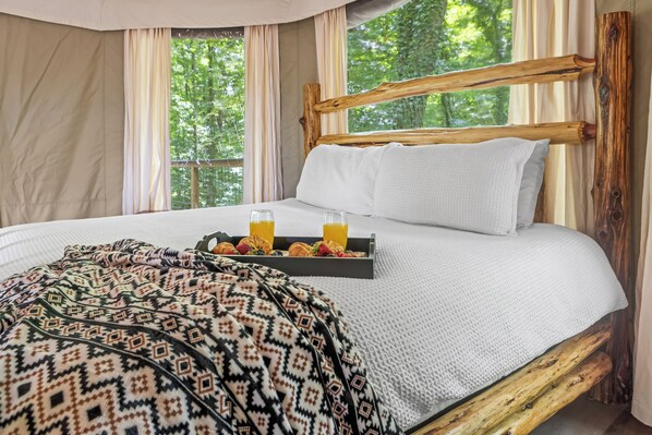 1 bedroom, free WiFi, bed sheets - Luxury Primitive Camping + Private Hot Tub (Troutman)
