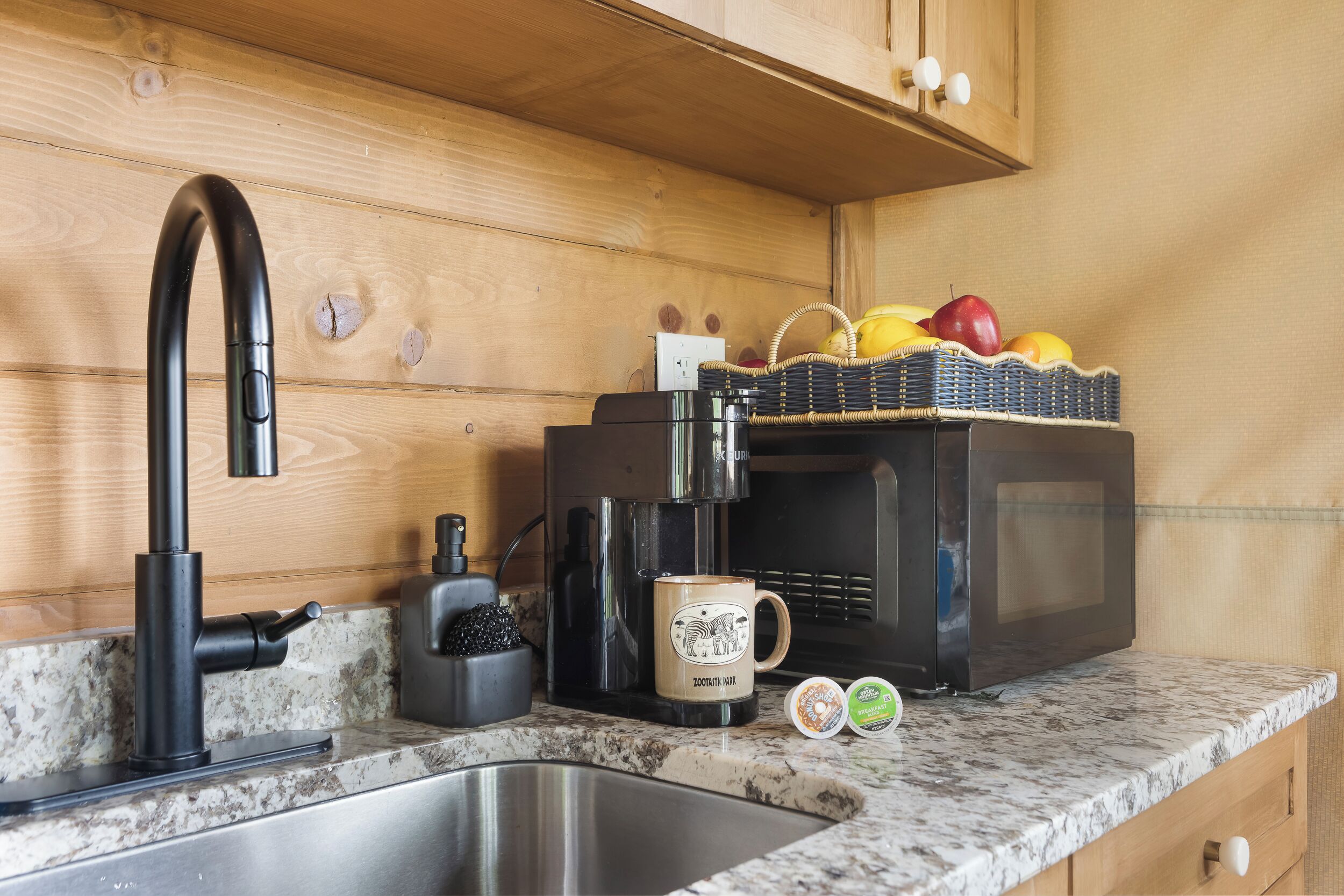 Refrigerador, microondas, cafetera/tetera, utensilios de cocina