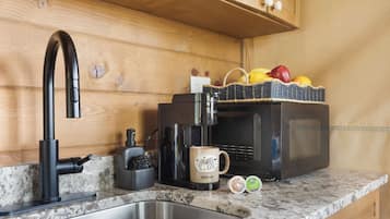 Refrigerador, microondas, cafetera/tetera, utensilios de cocina