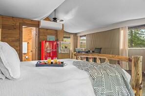 1 bedroom, free WiFi, bed sheets - Luxury Primitive Camping + Private Zoo Access (Troutman)