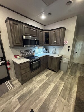 Een microgolfoven, een oven, een kookplaat