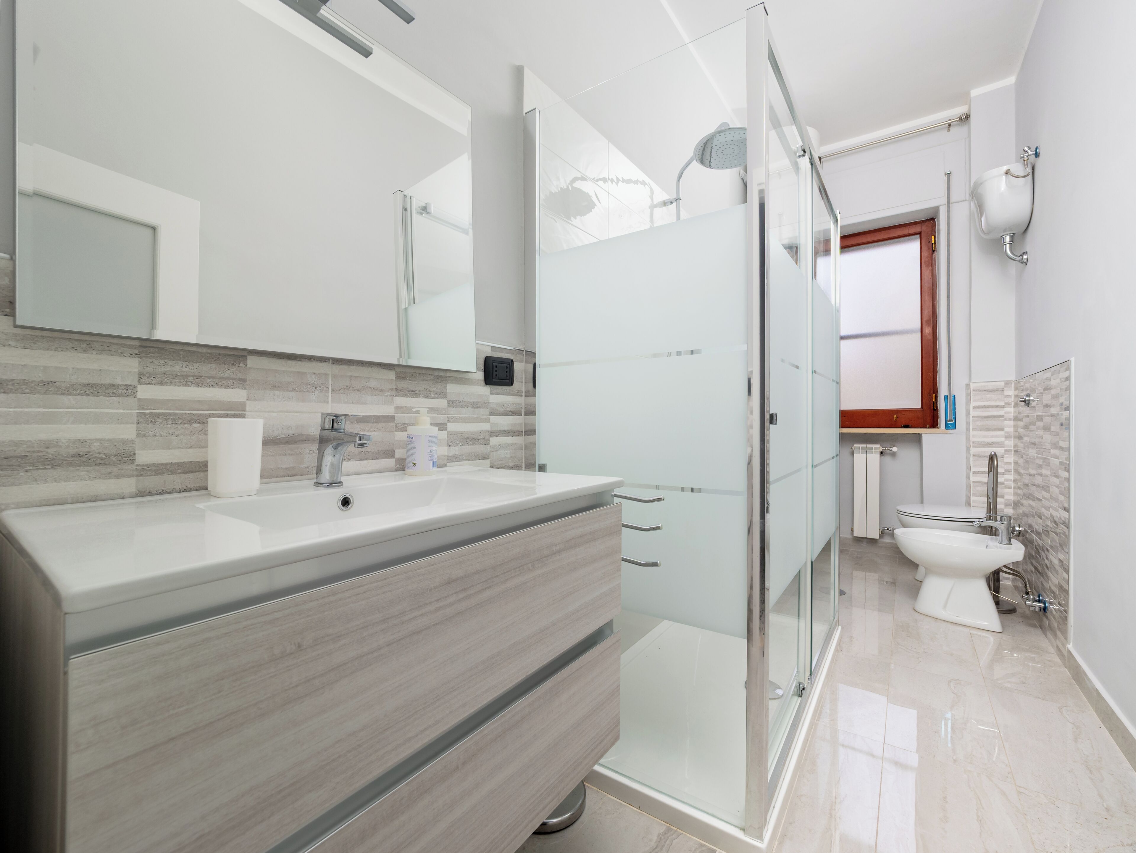 Appartement Confort, balcon, vue ville | Salle de bain | Articles de toilette gratuits, sèche-cheveux, serviettes fournies, savon