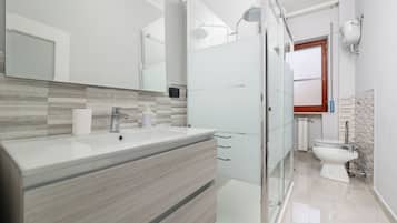 Comfort Apartment, Balcony, City View | Bathroom | Free toiletries, hair dryer, towels, soap
