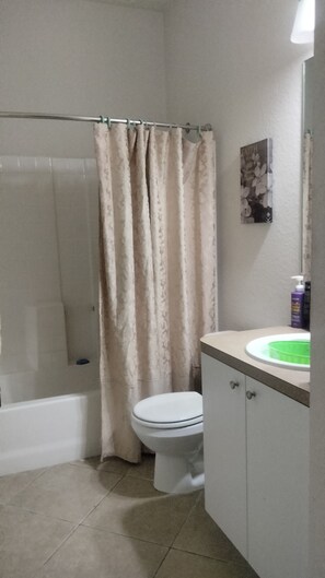 Håndklær, såpe og toalettpapir