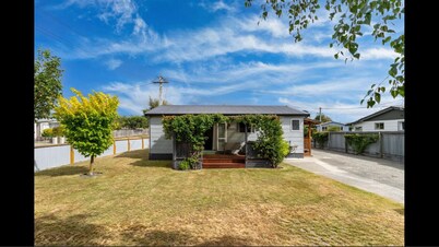 Classic Kiwi Bach – Walk to Town, Lakes & Adventure