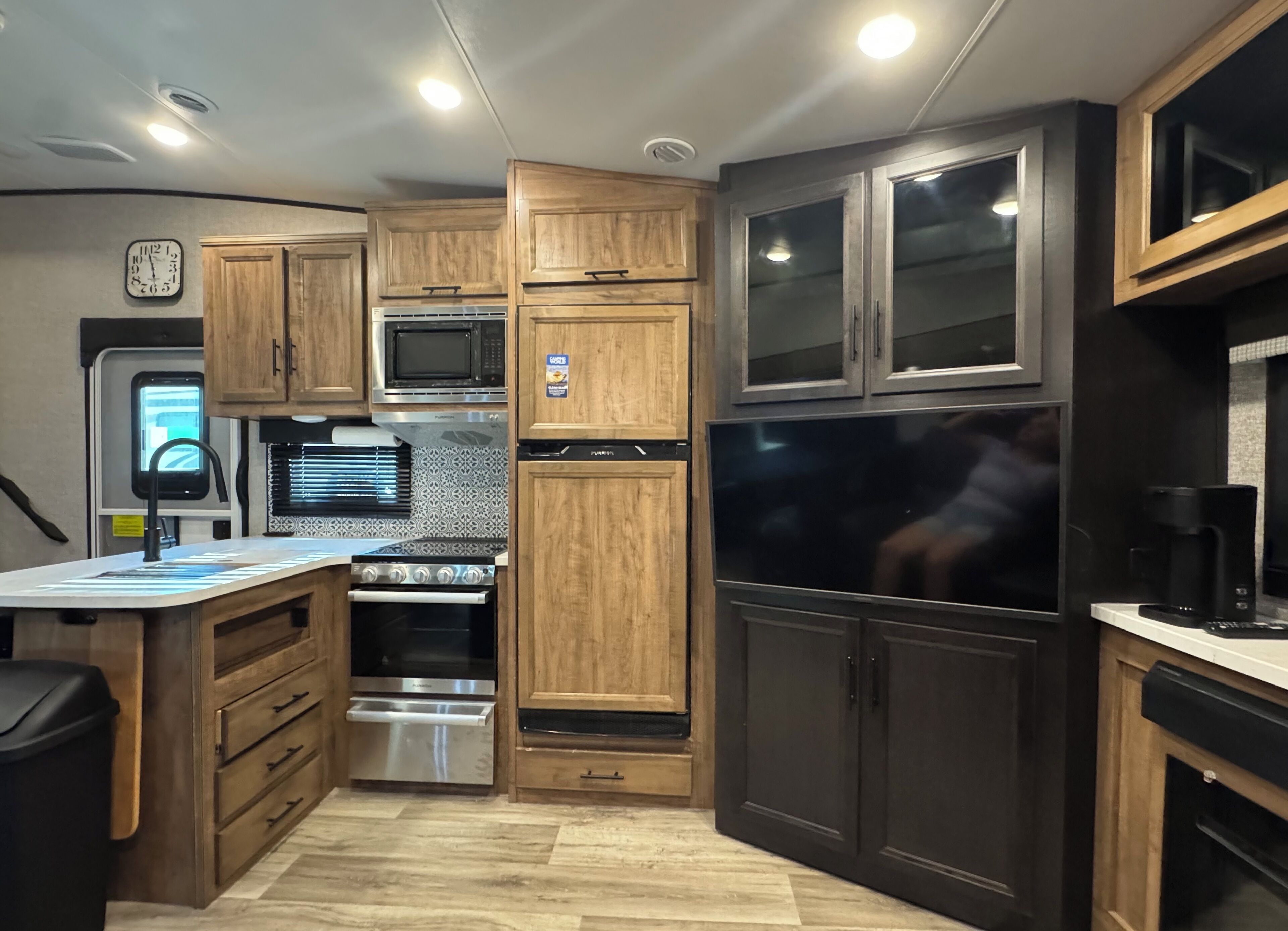 Micro-ondes, four, plaque de cuisson