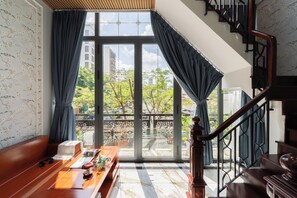 Luxury-Apartment, Stadtblick | Wohnbereich | 45-Zoll-Smart-TV mit Satellitenempfang