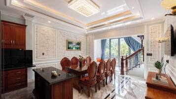 Apartamento superluxo, vista para a cidade | Área de estar | Smart TV 45 polegadas com canais via satélite