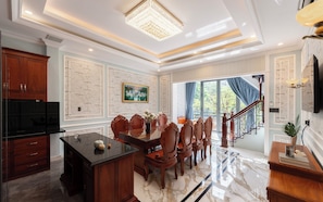 Apartamento superluxo, vista para a cidade | Área de estar | Smart TV 45 polegadas com canais via satélite