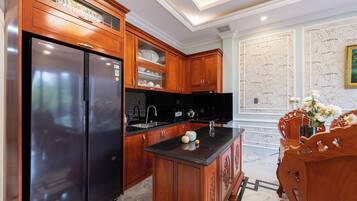 Apartamento superluxo, vista para a cidade | Área de estar | Smart TV 45 polegadas com canais via satélite