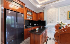 Apartamento superluxo, vista para a cidade | Área de estar | Smart TV 45 polegadas com canais via satélite