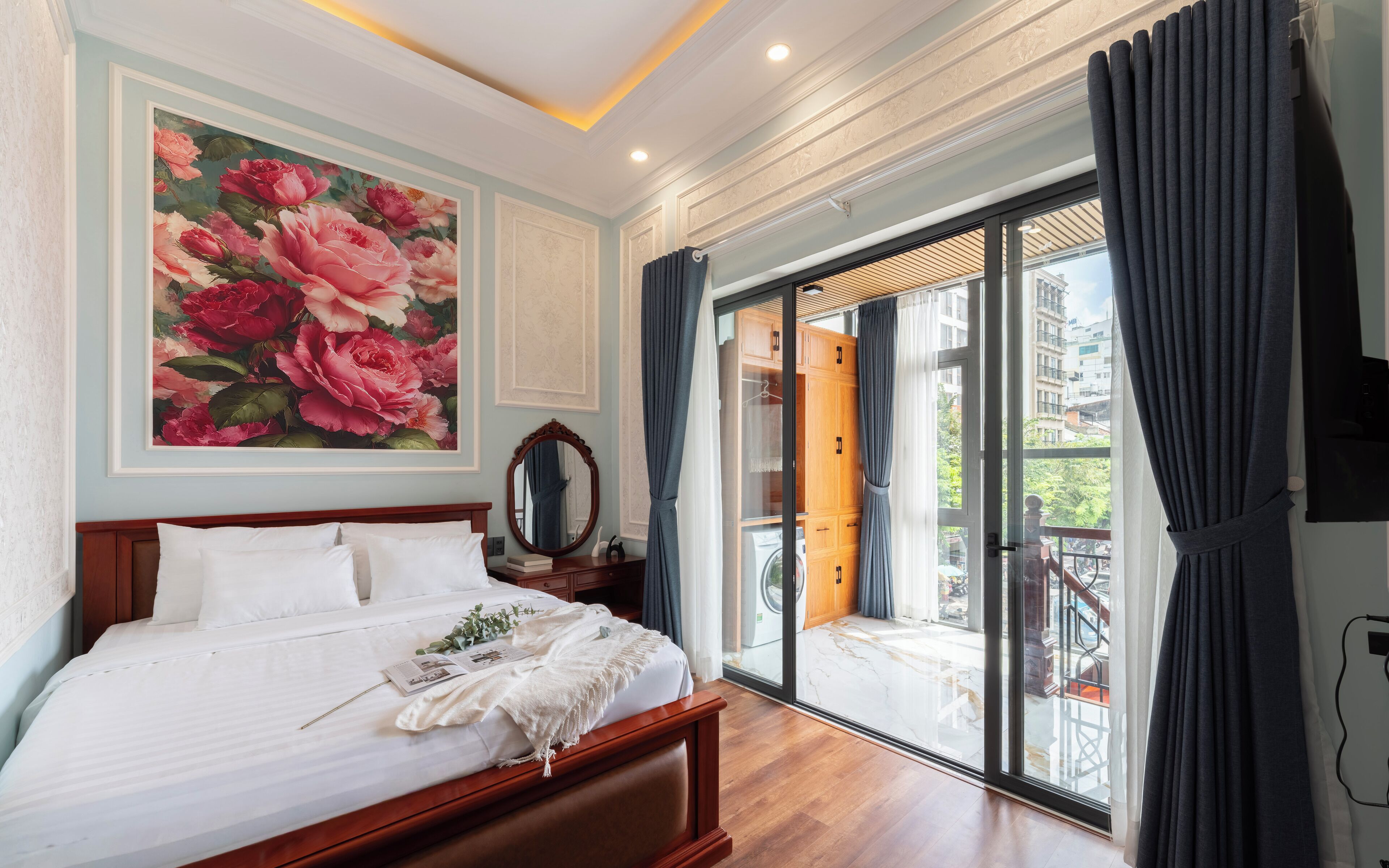 Escritorio, espacio para trabajar con laptop y cortinas blackout 