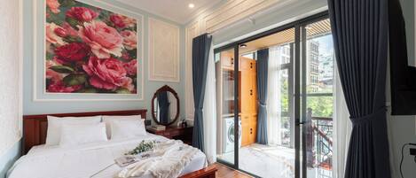 Escritorio, espacio para trabajar con laptop y cortinas blackout