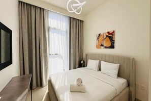 Room - Luxury 1-Bedroom Apartment At Burj Crown. (Dubai)