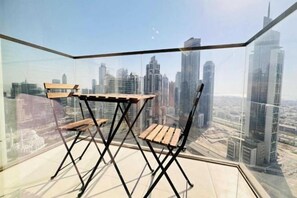 Room - Luxury 1-Bedroom Apartment At Burj Crown. (Dubai)