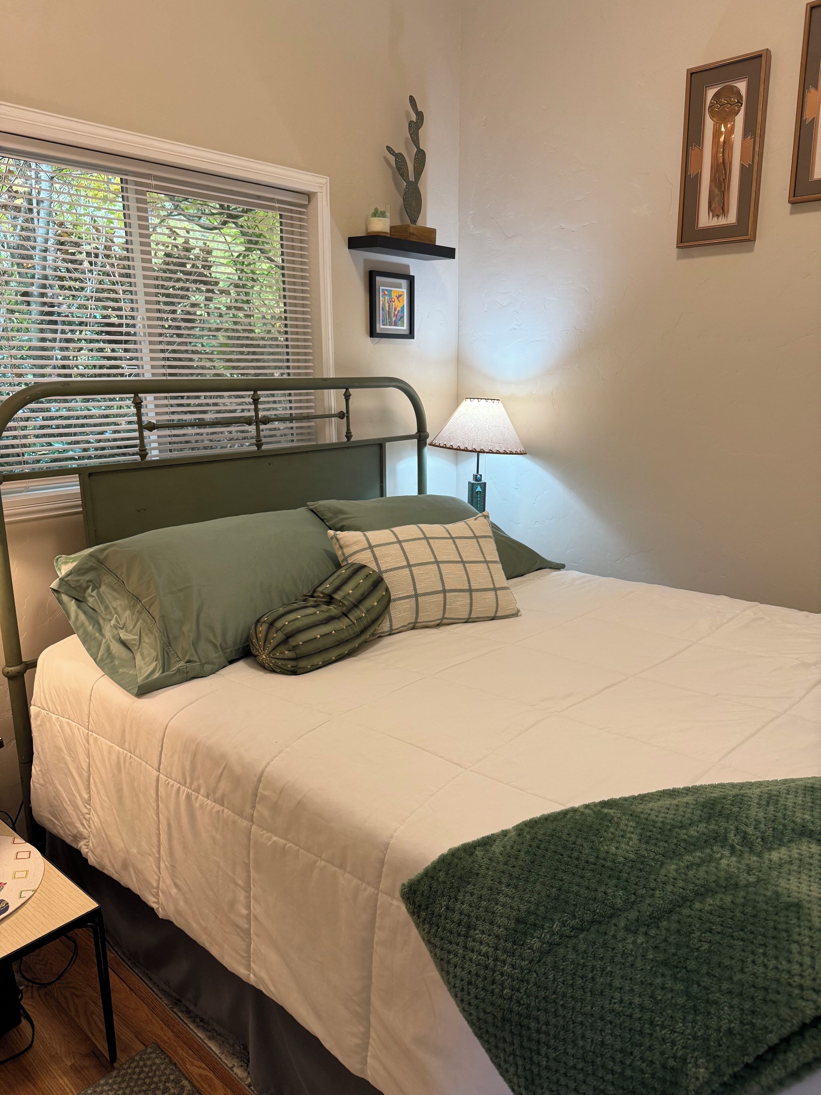 1 habitación, tabla de planchar con plancha, wifi gratis y ropa de cama 