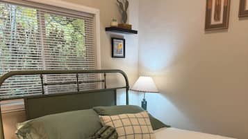 1 habitación, tabla de planchar con plancha, wifi gratis y ropa de cama
