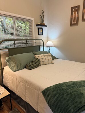1 habitación, tabla de planchar con plancha, wifi gratis y ropa de cama 