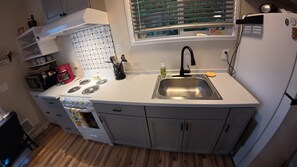 Microondas, horno, placa de cocina
